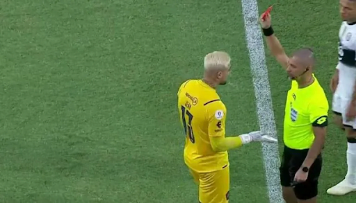 Thủ môn khi nhận thẻ đỏ